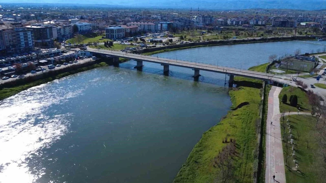 carsamba-ali-fuat-basgil-koprusu-trafige-kapatildi